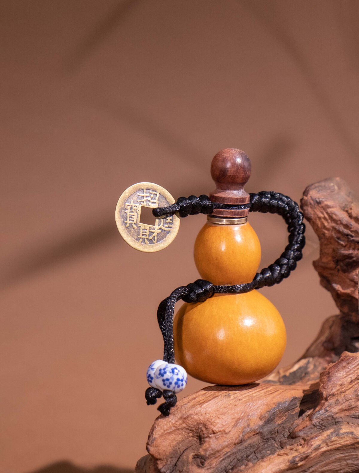 Nature & Tao Sealed Hulu ornament – Small Natural Gourd with Cork Stopper for Wishes, Protection & Safe Travel