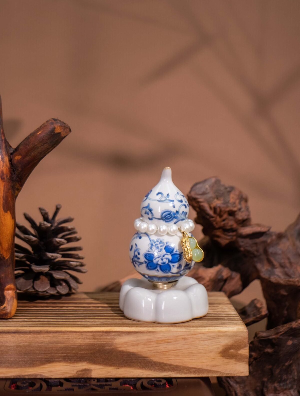 Nature & Tao Blue-and-White Porcelain Hulu – Hand-Painted Lotus Scroll, Rotatable Gourd with Pearl Ring, Hetian Jade Pendant & Ceramic Cloud Base