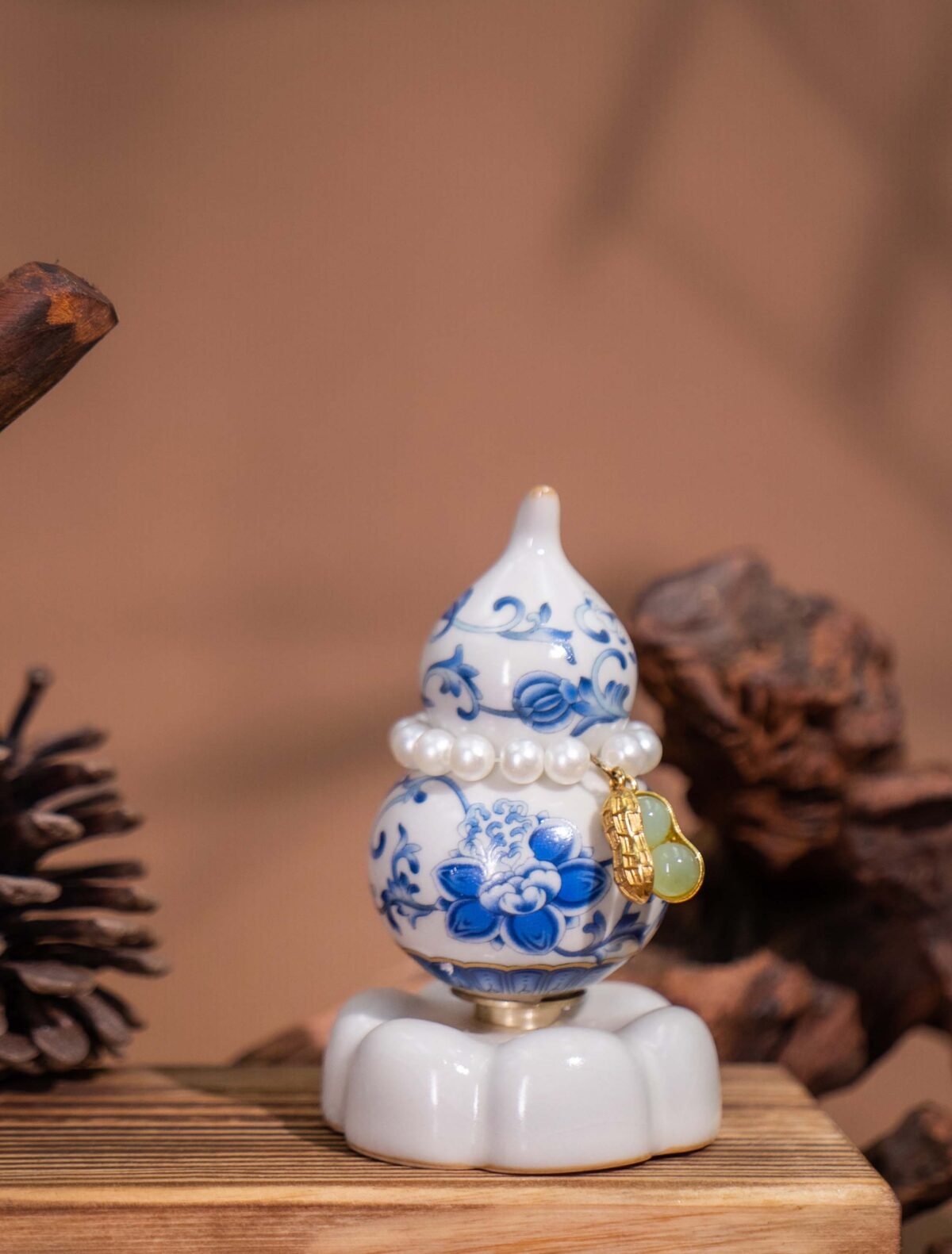Nature & Tao Blue-and-White Porcelain Hulu – Hand-Painted Lotus Scroll, Rotatable Gourd with Pearl Ring, Hetian Jade Pendant & Ceramic Cloud Base