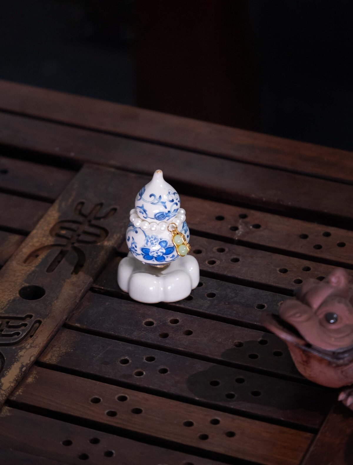 Nature & Tao Blue-and-White Porcelain Hulu – Hand-Painted Lotus Scroll, Rotatable Gourd with Pearl Ring, Jade Pendant & Cloud Base, A Gentle Reminder of Wholeness & Grace
