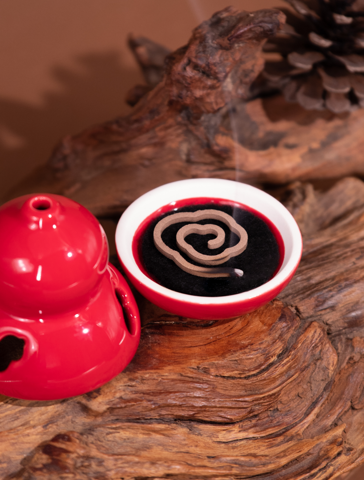 Nature & Tao Hulu Incense Burner – Red Ceramic · With Sandalwood Chips – A Quiet Presence for the Desk · For Clearing Objects · And for Clearing the Mind