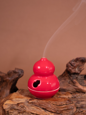Nature & Tao Hulu Incense Burner – Red Ceramic · With Sandalwood Chips – A Quiet Presence for the Desk · For Clearing Objects · And for Clearing the Mind